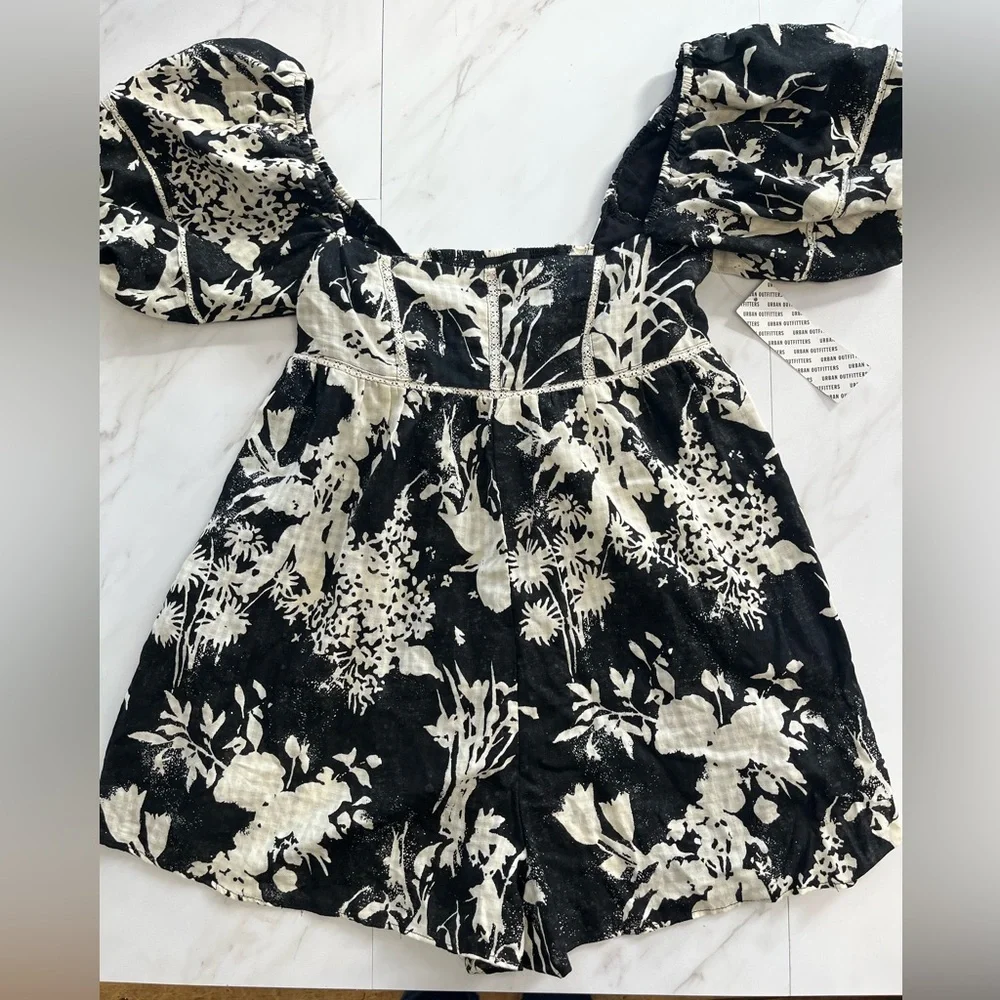 NWT Urban Outfitters Floral Puffed Sleeve Cotton Romper Size Xs